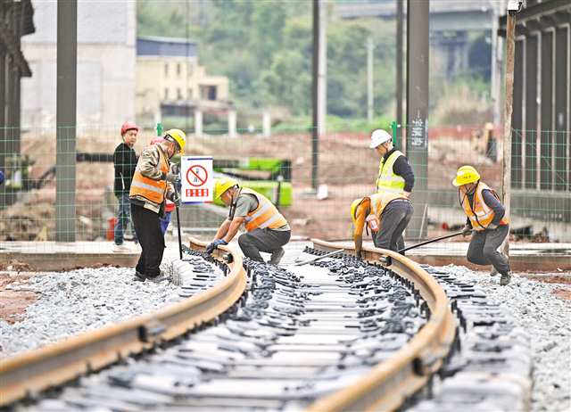 3月27日，轨道交通17号线曾凤路车辆段现场一派繁忙，技术工人正在加紧铺轨施工。记者 罗斌 摄/视觉重庆